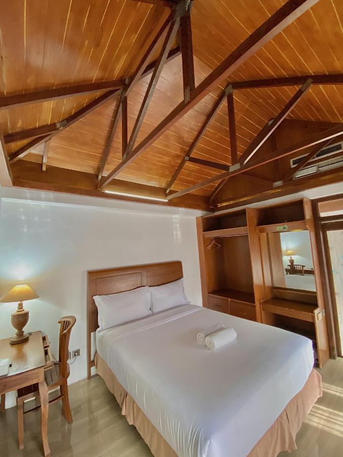 Chrome Hotel & Resort Solo Colomadu Exterior photo