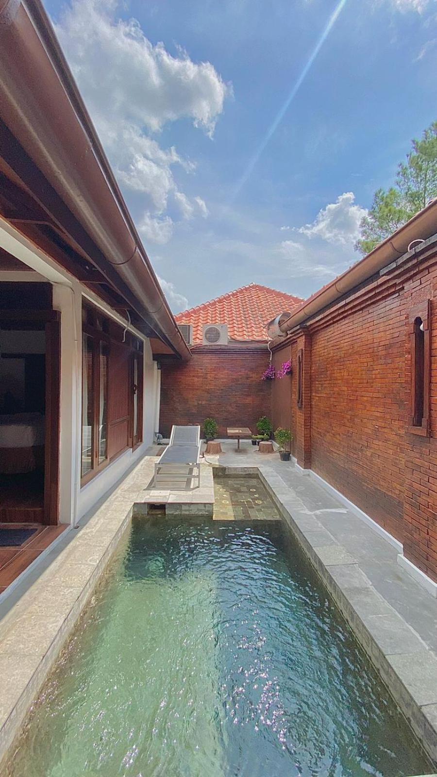 Chrome Hotel & Resort Solo Colomadu Exterior photo