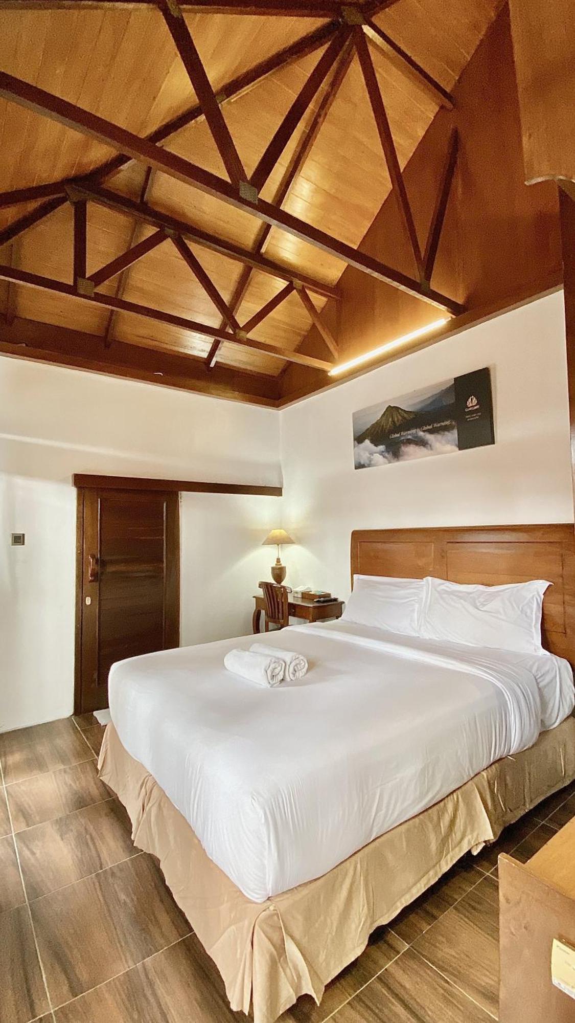 Chrome Hotel & Resort Solo Colomadu Exterior photo