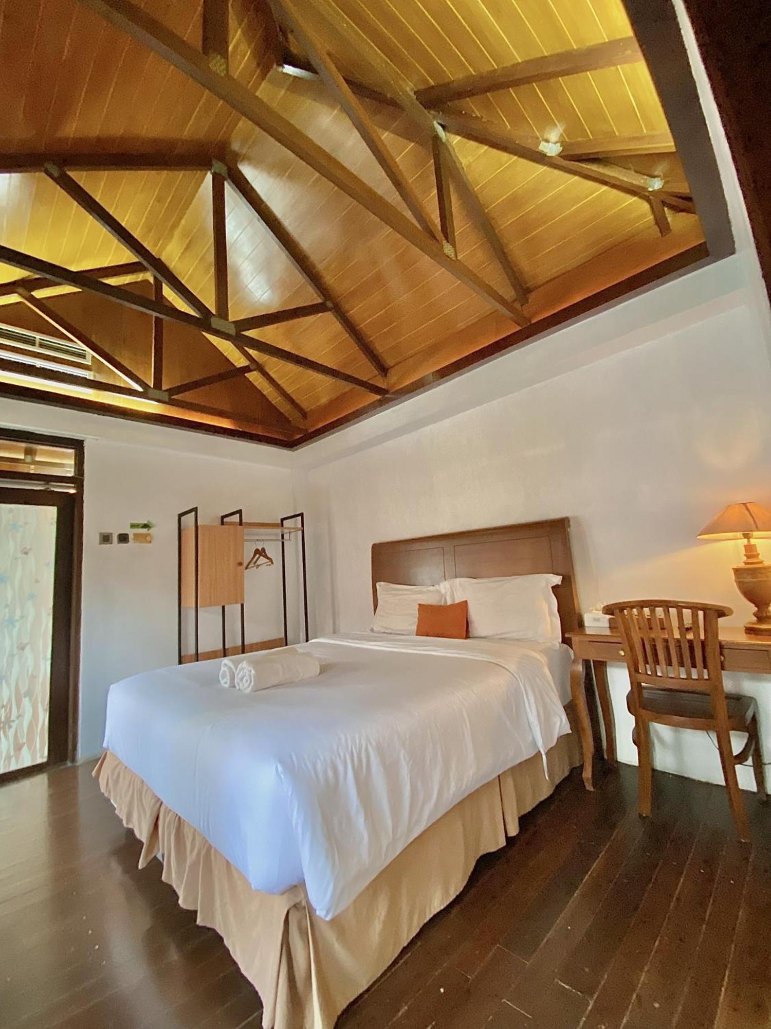 Chrome Hotel & Resort Solo Colomadu Exterior photo