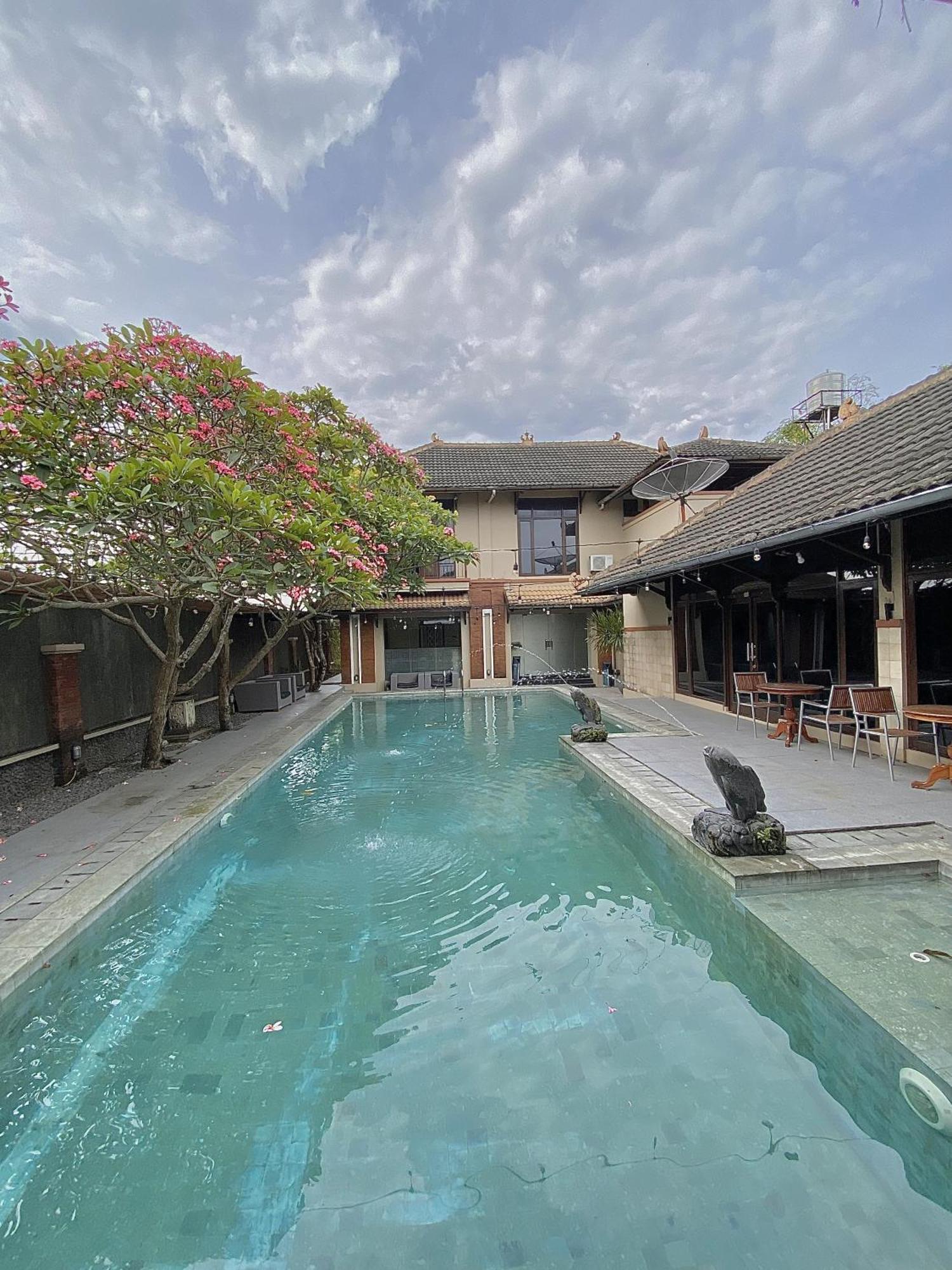 Chrome Hotel & Resort Solo Colomadu Exterior photo
