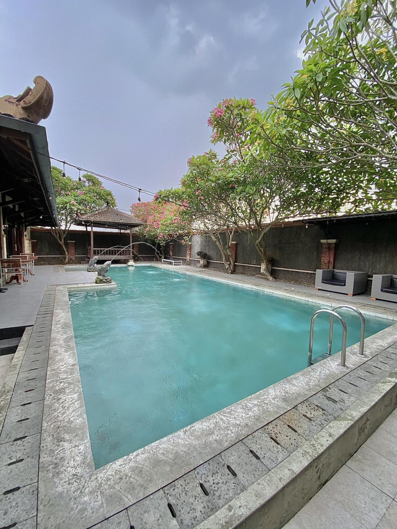 Chrome Hotel & Resort Solo Colomadu Exterior photo